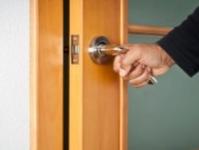 Τοποθέτηση κλειδαριάς σε μια εσωτερική πόρτα με τα χέρια σας