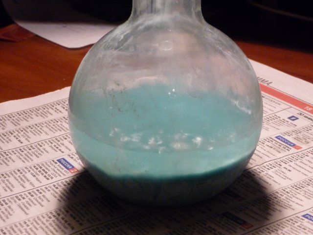 Оксид медного купороса. Получение малахита из сульфата меди. Оксид меди цвет осадка. Сульфат меди горит. Шарик из стекла с оксидом меди.